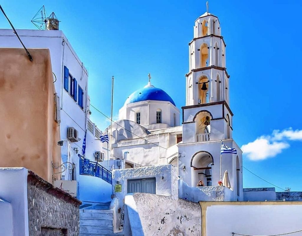 Read more about the article Why Stay in Pyrgos When You Visit Santorini?