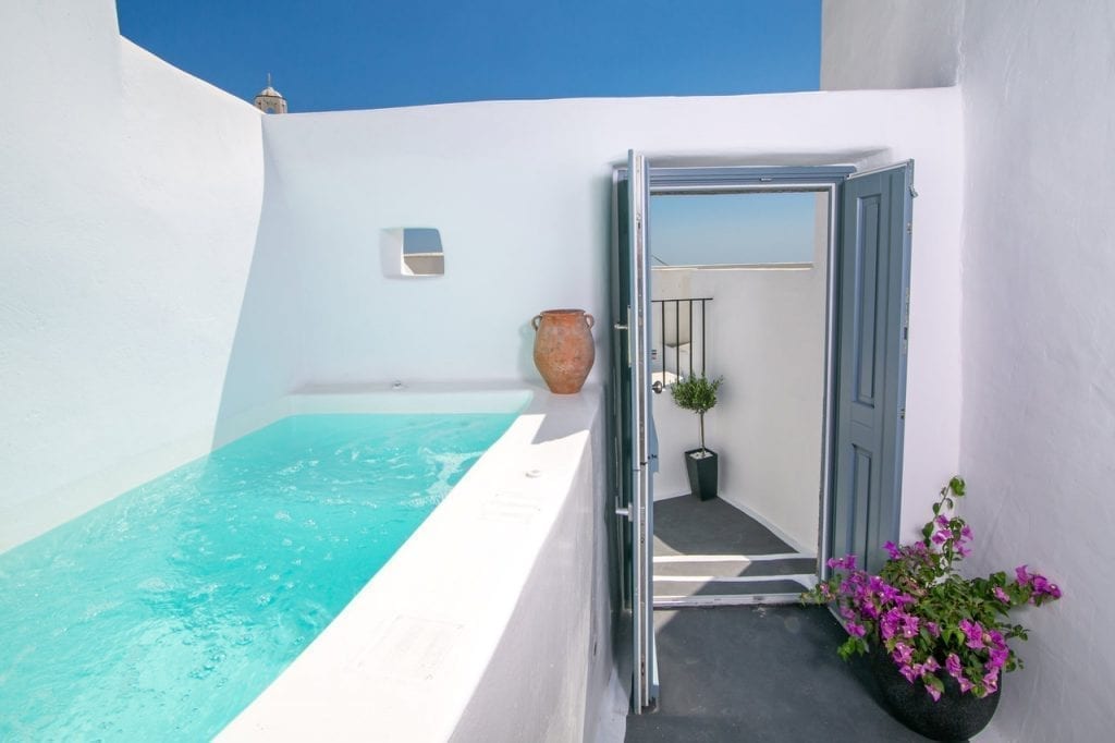 Read more about the article Why Stay In A Cave House In Santorini?
