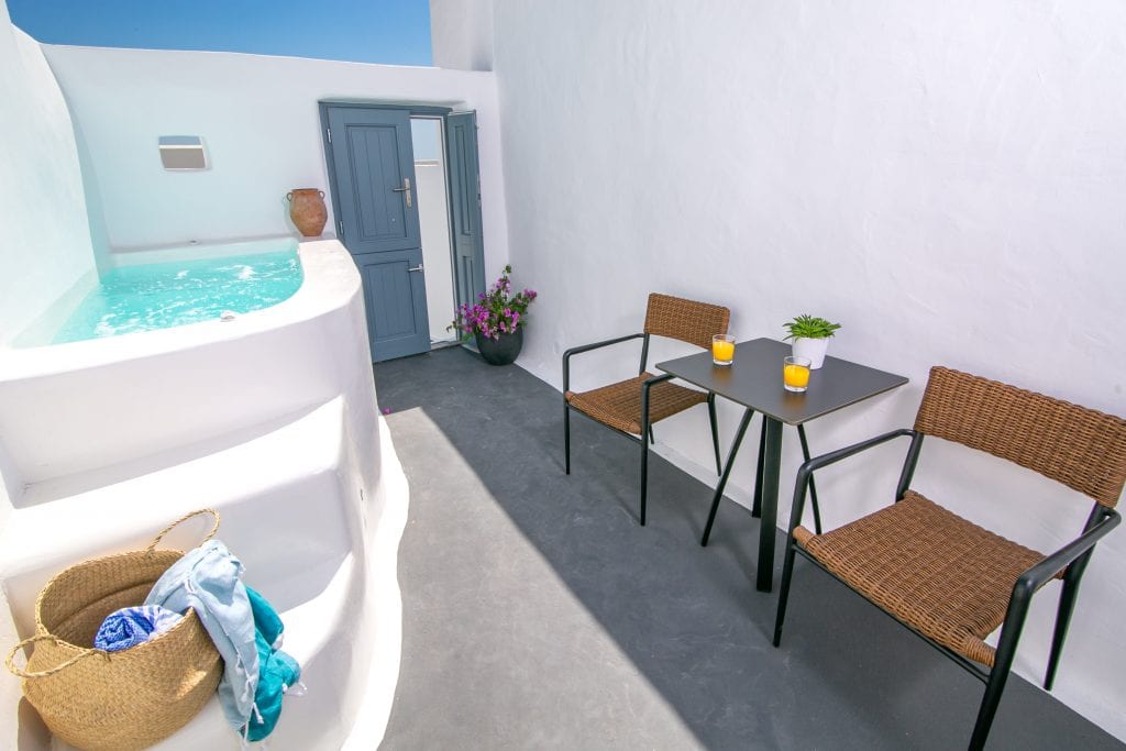 Demeter Cave House Courtyard and jacuzzi