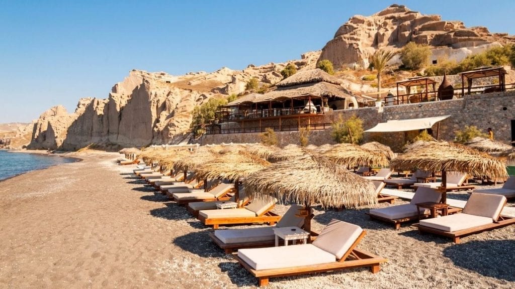 Read more about the article 4 Top Santorini Beach Bars Perfect for Couples – updated 2023